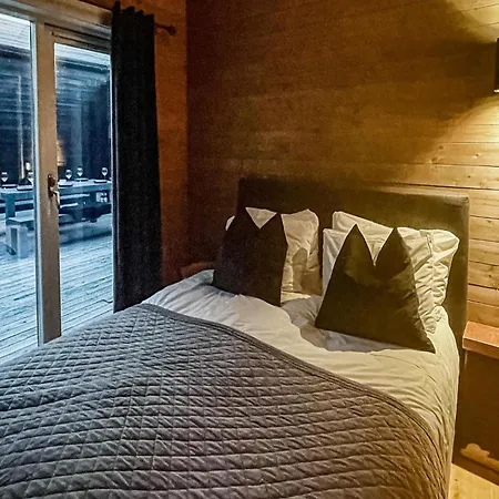 5 Bedroom Cozy In Holiday home *