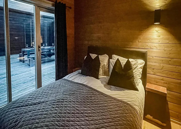 5 Bedroom Cozy In Holiday home *