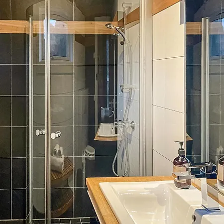 5 Bedroom Cozy In Hébergement de vacances *